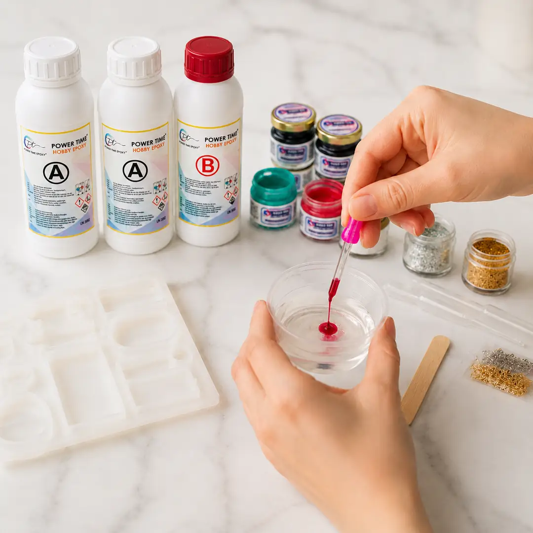 Epoksi reçineye damlalıkla sıvı pigment ekleme